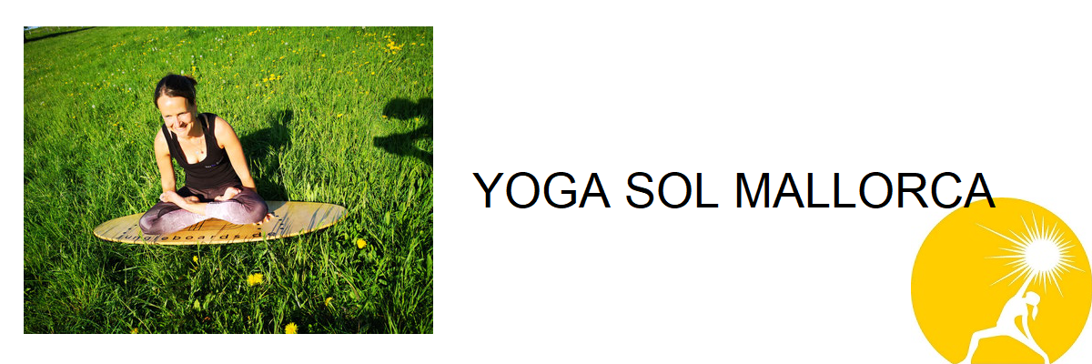 Jana Marie Schäfers sitzt mit verschränkten Beinen auf einem Jungleboard. Das Logo von YOGA SOL MALLORCA in gelb ist im Bild zu sehen. Darin greift eine Frau zur Sonne.