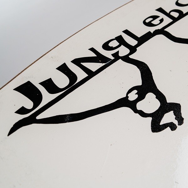 Mediboard mit hellgrauer Oberfläche und schwarzem Logo Jungleboards.de