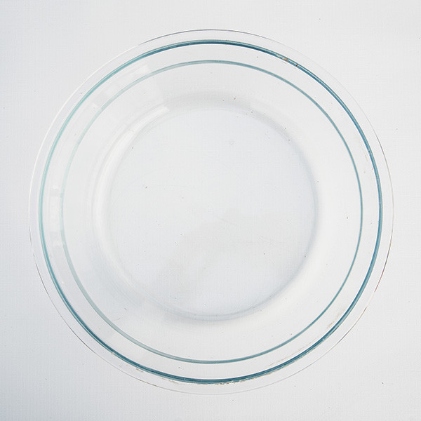 Eine Salatschüssel hergestellt aus der Glas-Tür von einer Waschmaschine.