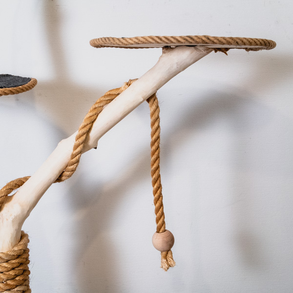 Detailansicht des Seils zum spielen mit einer Holzkugel